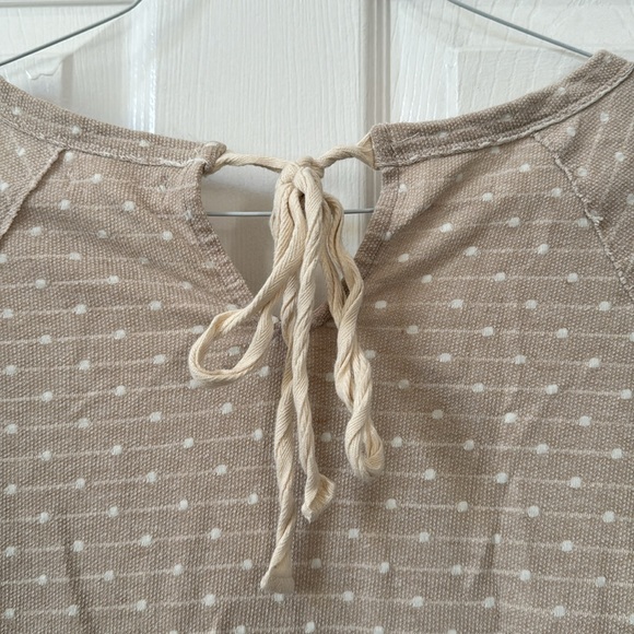 a’reve tunic style shirt with lace bottom detailing. Large. Beige with cream. - Picture 6 of 8